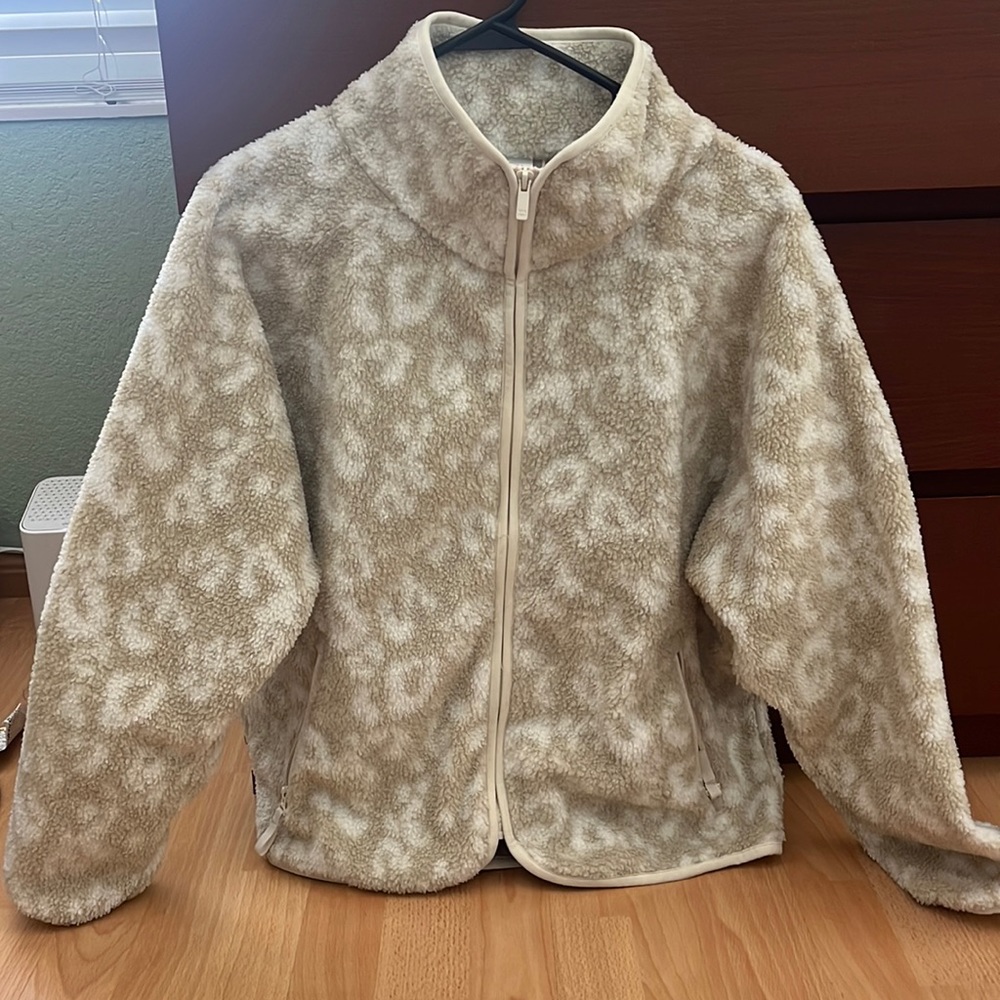 All in motion beige/cream sherpa jacket